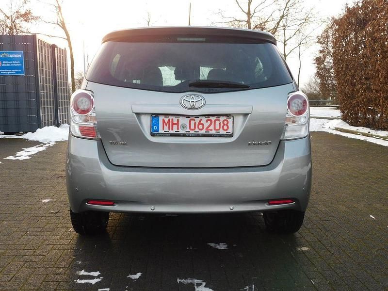 Gebraucht Toyota Verso Travel 126 PS (92 kW) 2013 Grau Van / Kleinbus