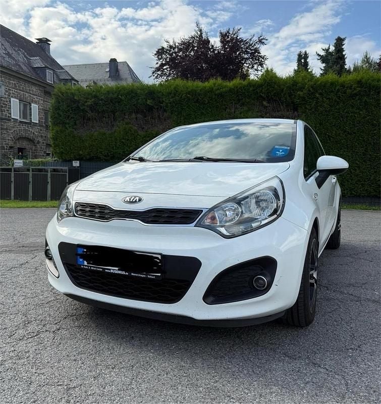 Weiß Gebraucht 2014 Kia Rio FIFA World Cup Edition Kleinwagen | 5.800 € - Bild 1/4