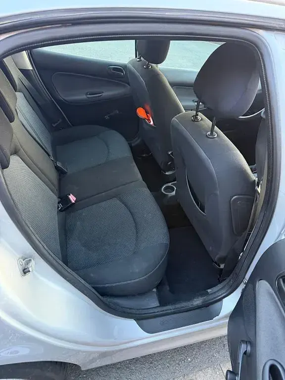Gebraucht Peugeot 206 73 PS (53 kW) 2010 Silber Limousine