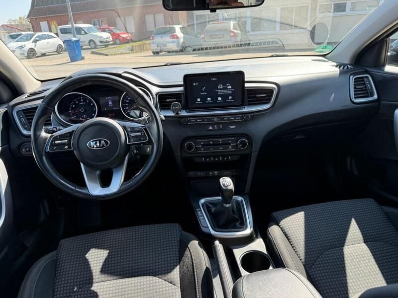 Grau Gebraucht 2019 Kia Ceed Limousine | 10.400 € - Bild 1/4