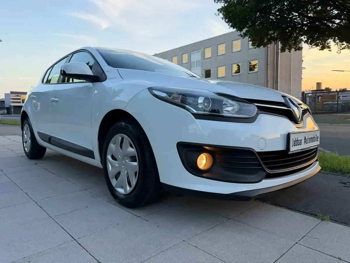 Gebraucht Renault Mégane Authentique 110 PS (80 kW) 2015 Weiß Limousine