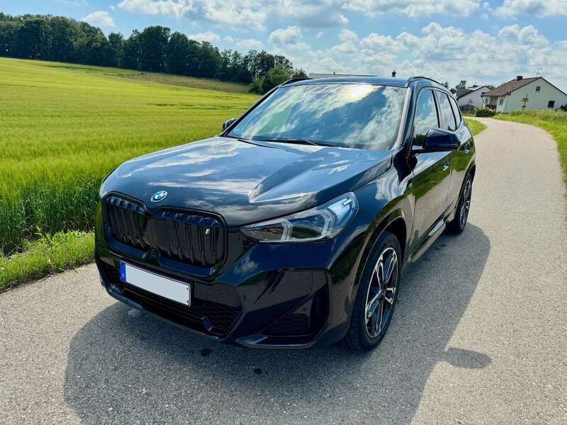 Schwarz Gebraucht 2023 BMW iX1 M Sport SUV | 48.000 € (Teuer) - Bild 1/4