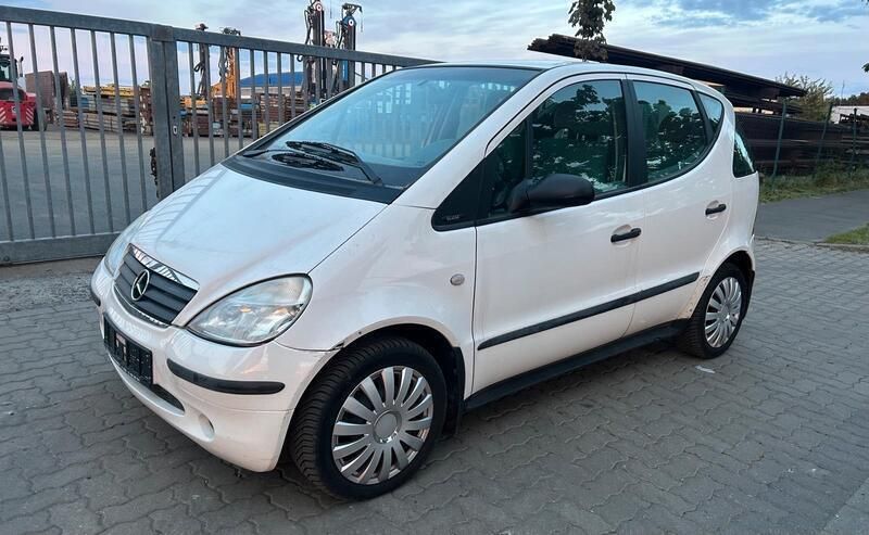 Weiß Gebraucht 2000 Mercedes A160 Kleinwagen | 1.450 € (Fairer Preis) - Bild 1/4