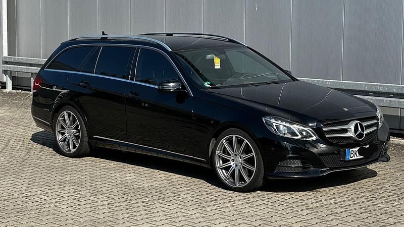Schwarz Gebraucht 2016 Mercedes E250 Kombi | 16.990 € (Fairer Preis) - Bild 1/4