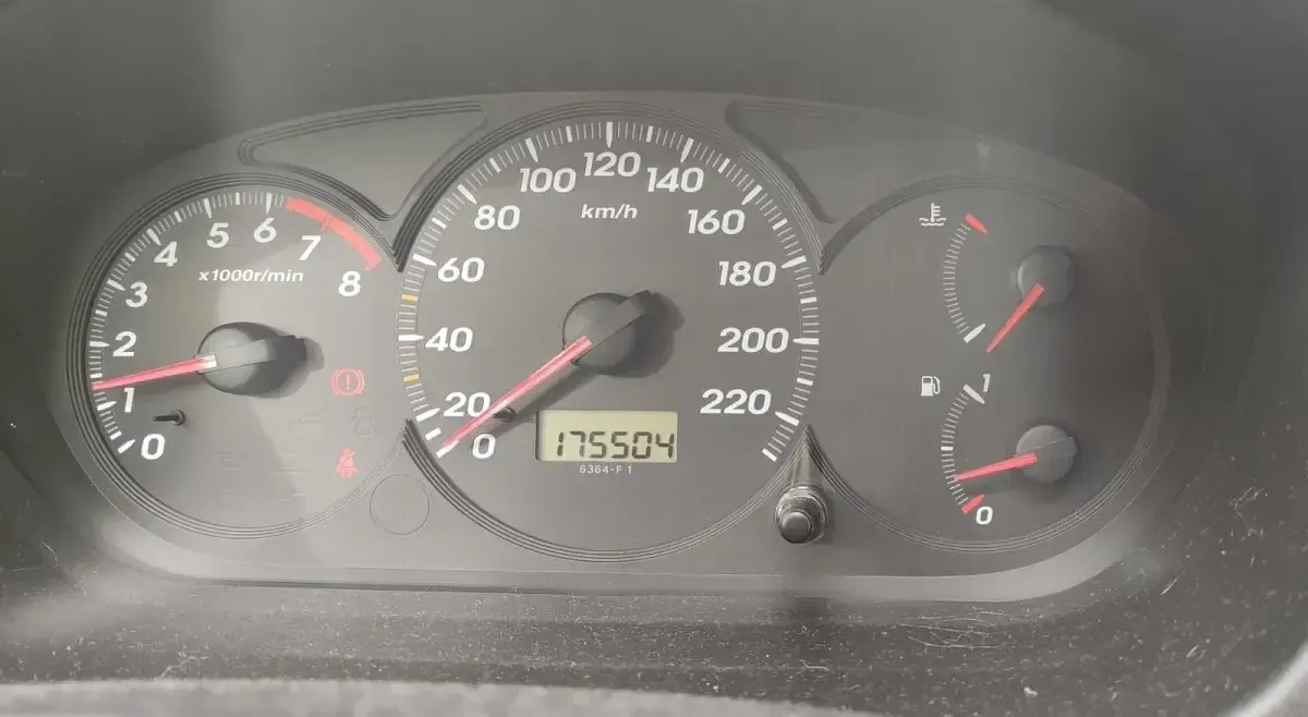 Käytetty Honda Civic 90 HP (66 kW) 2003 Hopea Sedan