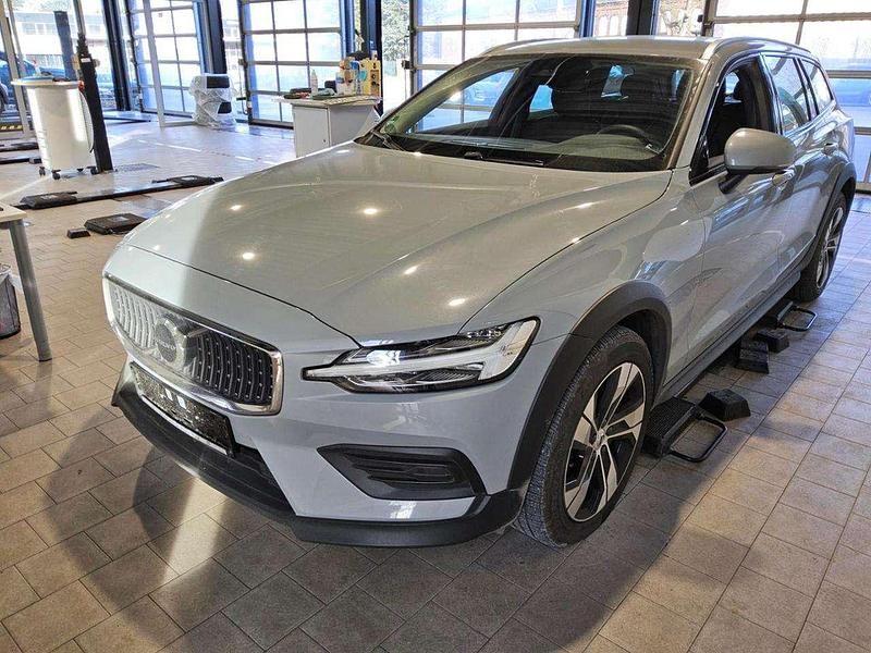 Gebraucht Volvo V60 CC Plus 197 PS (144 kW) 2023 Vapour grey / metallic Kombi