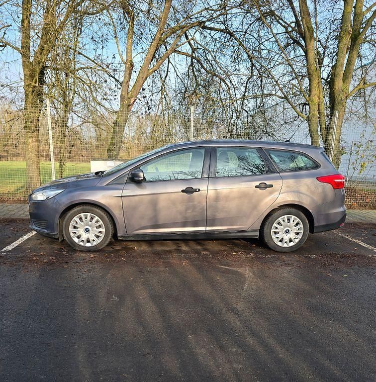 Gebraucht Ford Focus Trend 101 PS (74 kW) 2015 Grau Limousine