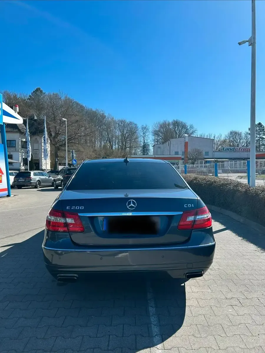 Gebraucht Mercedes E200 Avantgarde 136 PS (100 kW) 2012 Andere farben Limousine