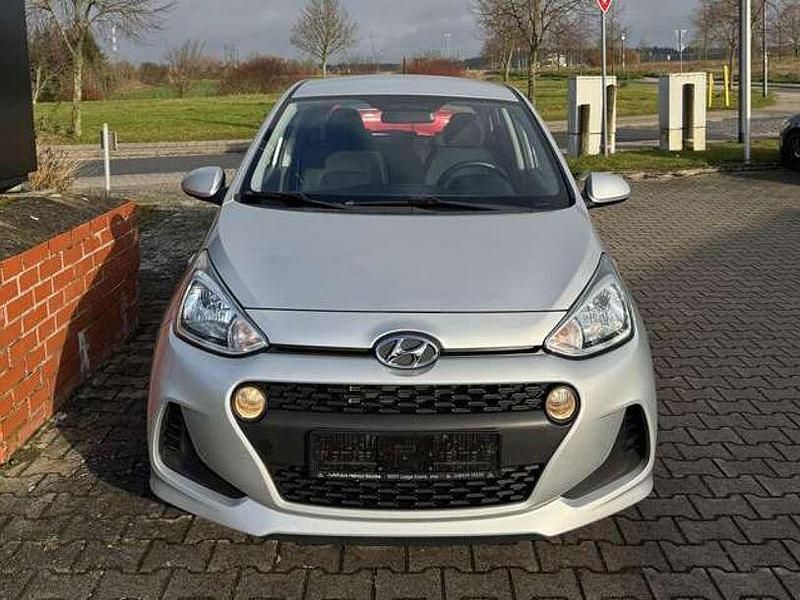 Gebraucht Hyundai i10 Trend 67 PS (49 kW) 2020 Sleek silver / met Kleinwagen