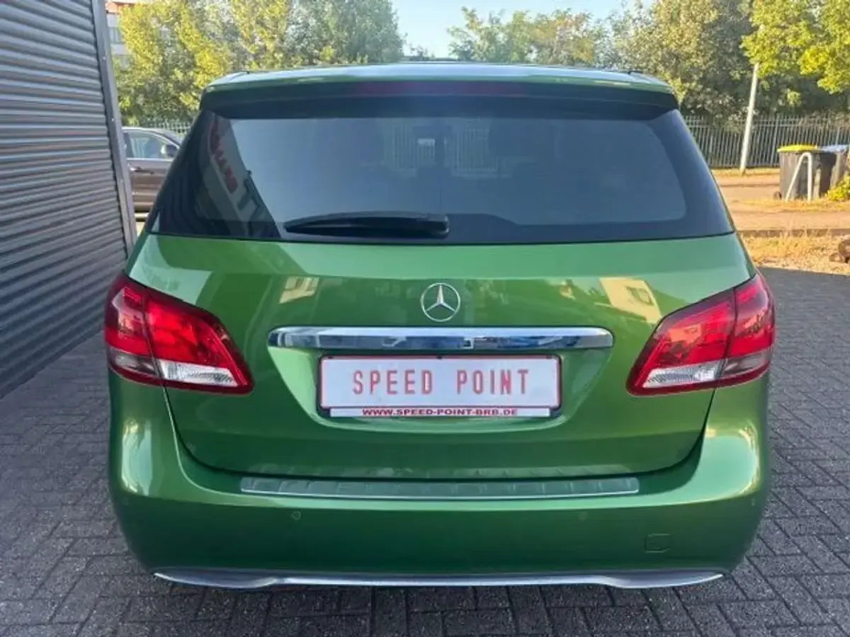 Gebraucht Mercedes B180 109 PS (80 kW) 2017 Elbaitgruen Kleinwagen