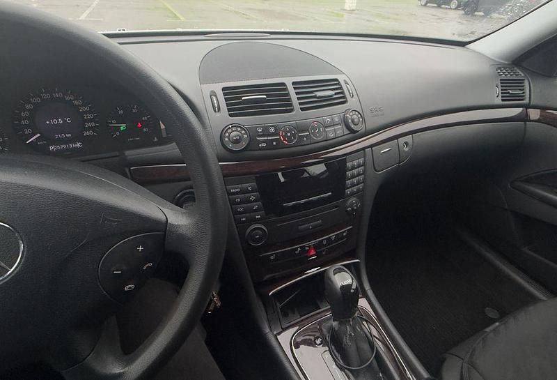 Gebraucht Mercedes E220 Classic 150 PS (110 kW) 2004 Silber Limousine