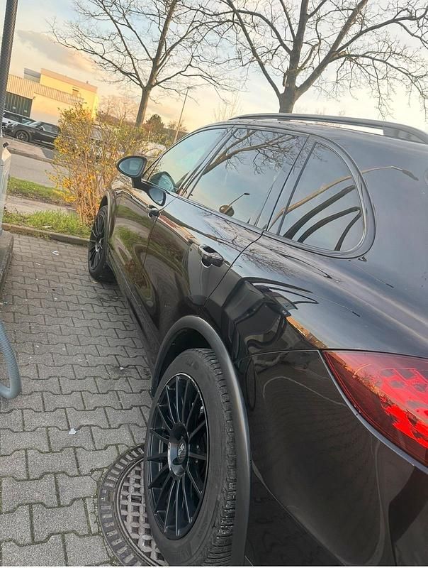 Gebraucht Porsche Cayenne 400 PS (294 kW) 2010 Schwarz SUV