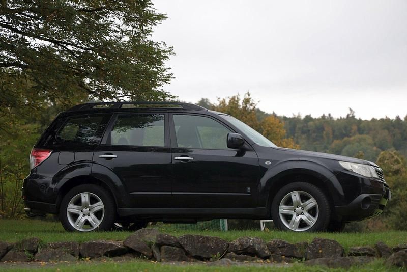 Schwarz Gebraucht 2011 Subaru Forester SUV | 5.200 € - Bild 1/4