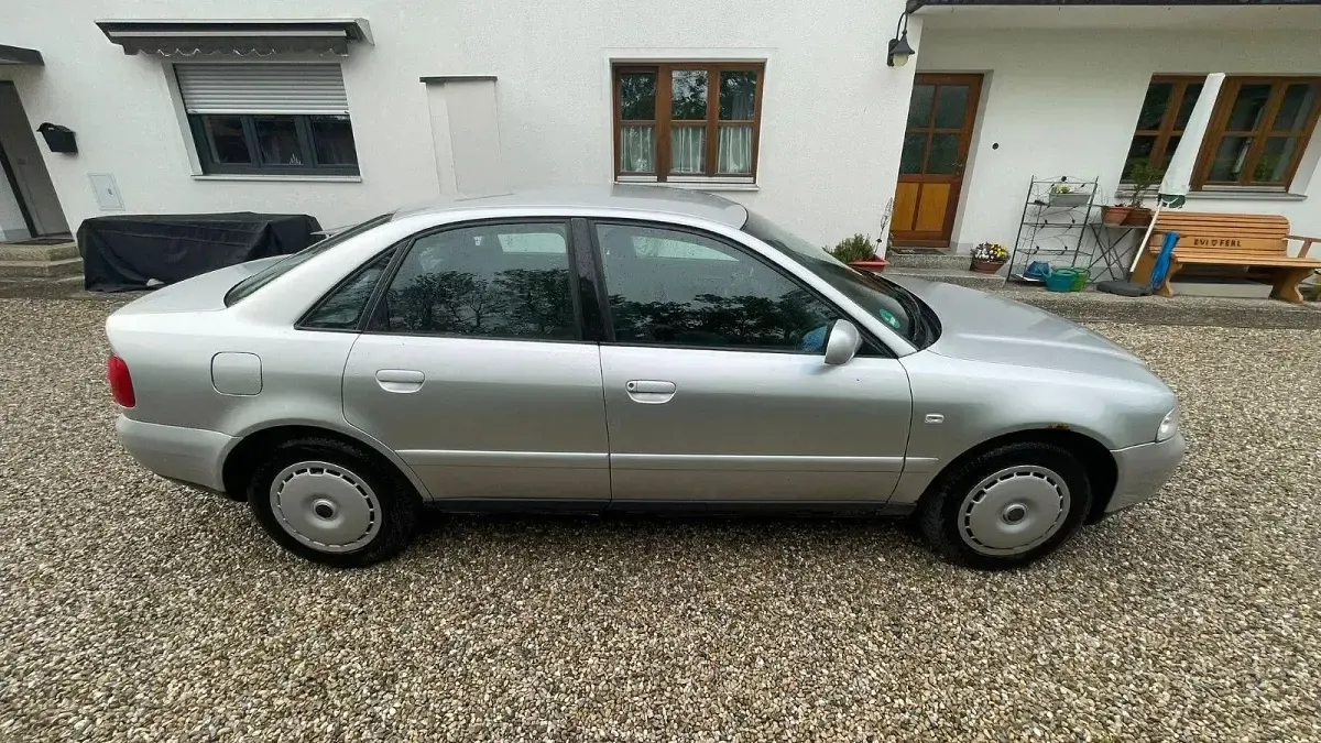 Używany Audi A4 101 KM (74 kW) 2000 Srebrny Sedan/Limuzyna