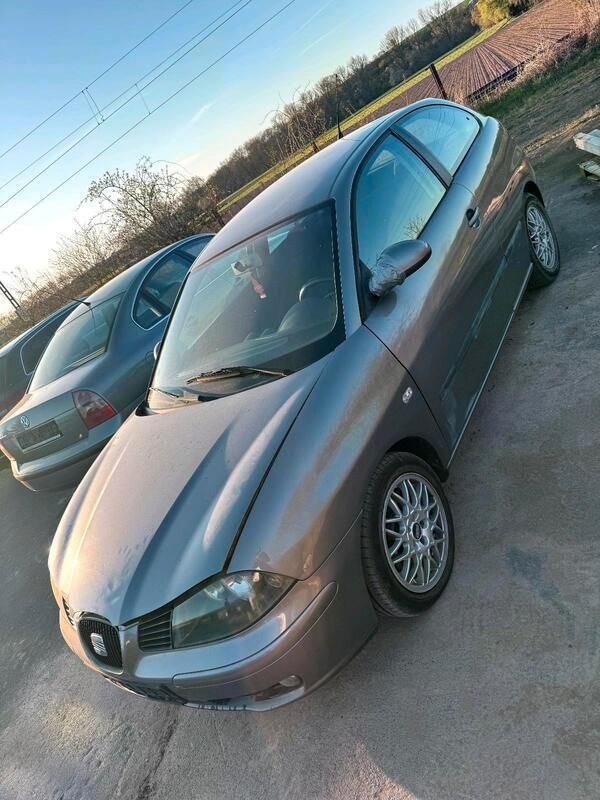 Grau Gebraucht 2002 Seat Ibiza Kleinwagen | 450 € - Bild 1/4