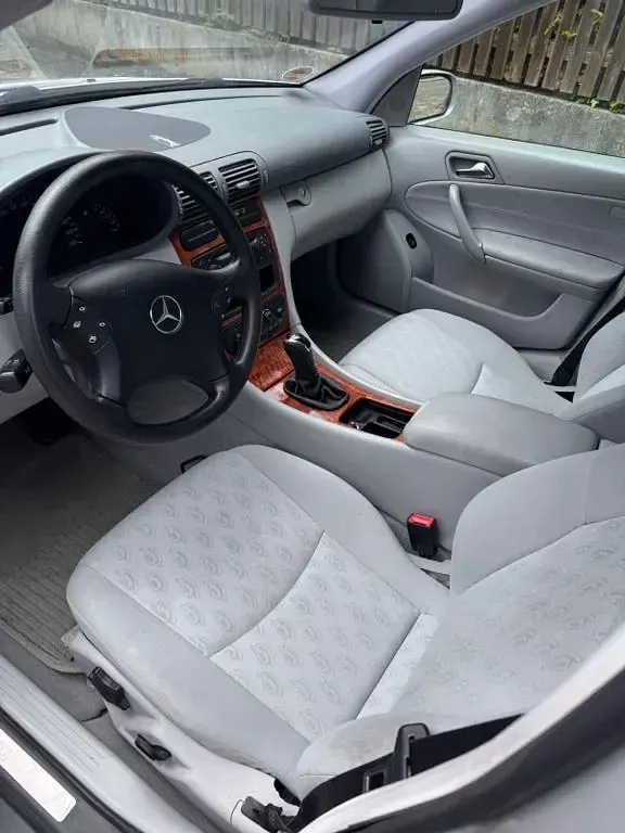 Second-hand Mercedes C200 Classic 163 CP (119 kW) 2000 Argintiu Berlinǎ