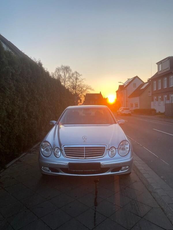 Silber Gebraucht 2005 Mercedes E320 Limousine | 6.900 € (Fairer Preis) - Bild 1/4