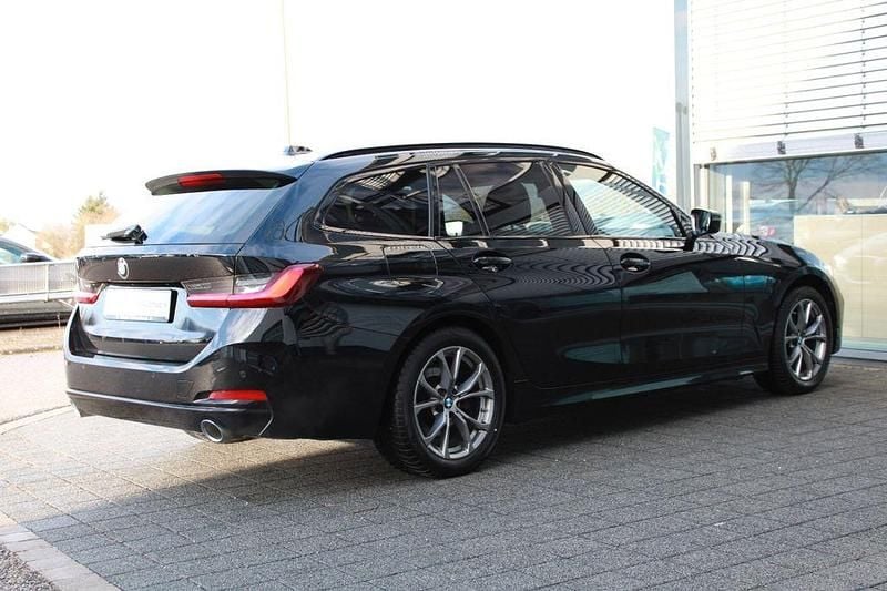 Gebraucht BMW 318 150 PS (110 kW) 2023 Radio bmw reverse rds Kombi