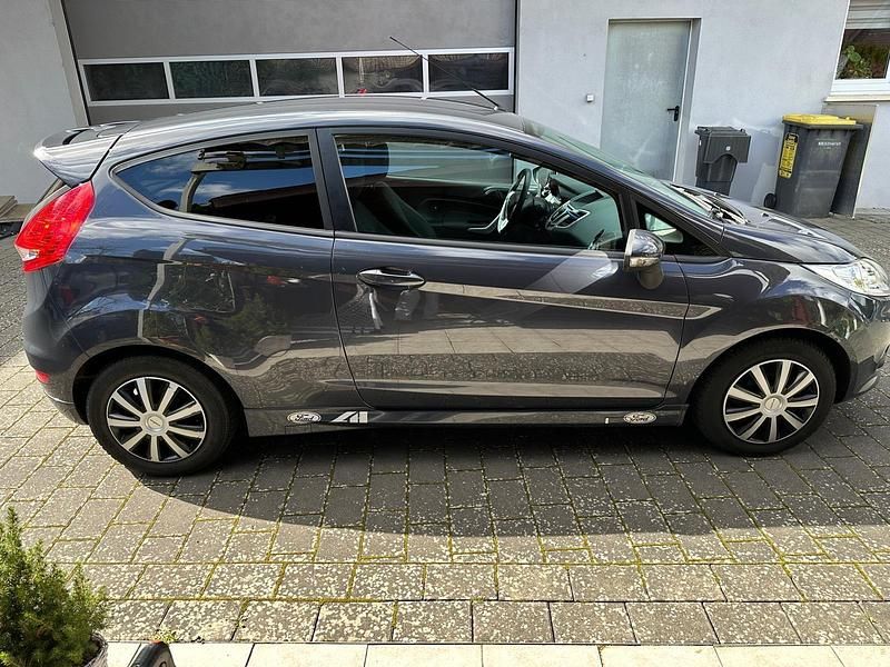 Gebraucht Ford Fiesta 97 PS (71 kW) 2011 Grau Kleinwagen