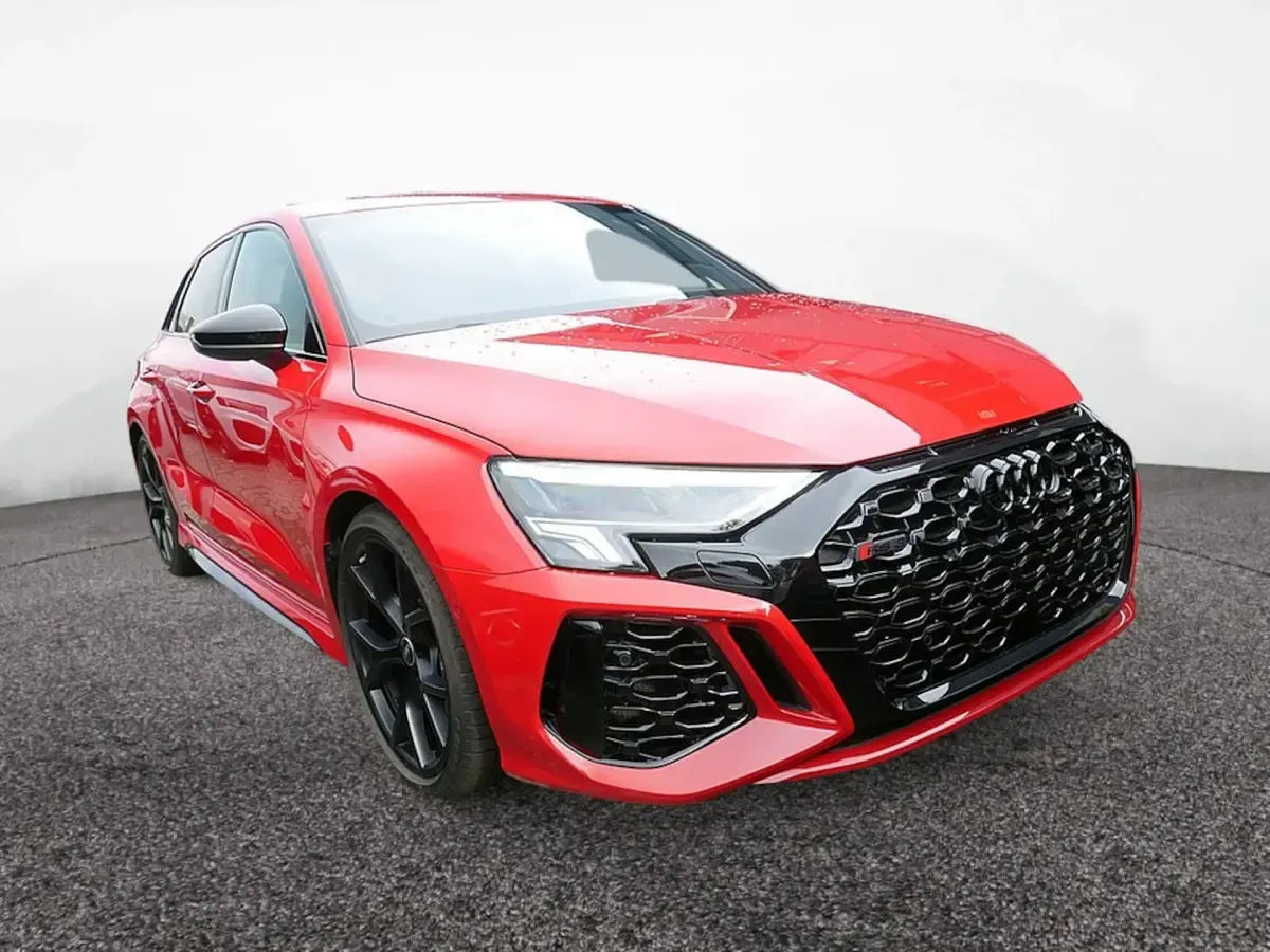 Gebraucht Audi RS3 Sportback Ambiente 400 PS (294 kW) 2023 Tangorot metallic Kleinwagen