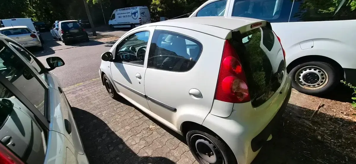 Gebraucht Peugeot 107 68 PS (50 kW) 2011 Weiß Kleinwagen