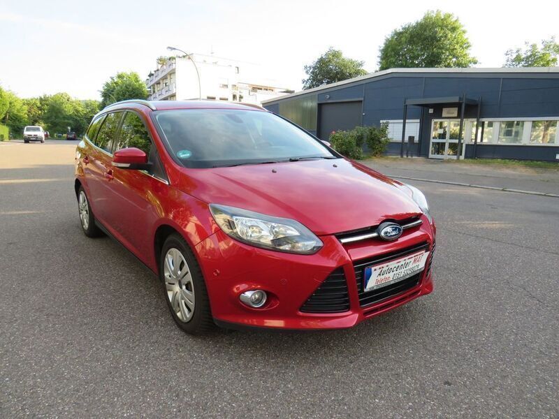 Gebraucht Ford Focus Titanium 125 PS (91 kW) 2013 Rot Limousine