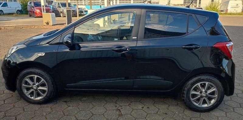 Schwarz Gebraucht 2016 Hyundai i10 Passion Kleinwagen | 5.890 € (Guter Preis) - Bild 1/4