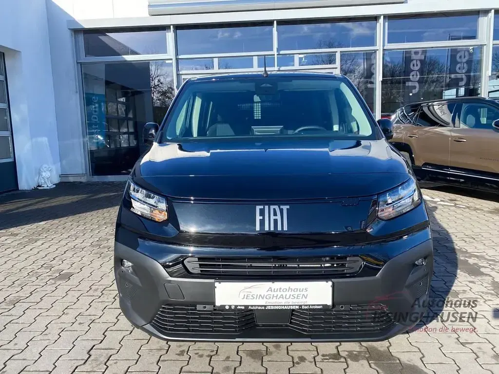 Neu Fiat Doblò 102 PS (75 kW) 2026 Cinema schwarz Van / Kleinbus