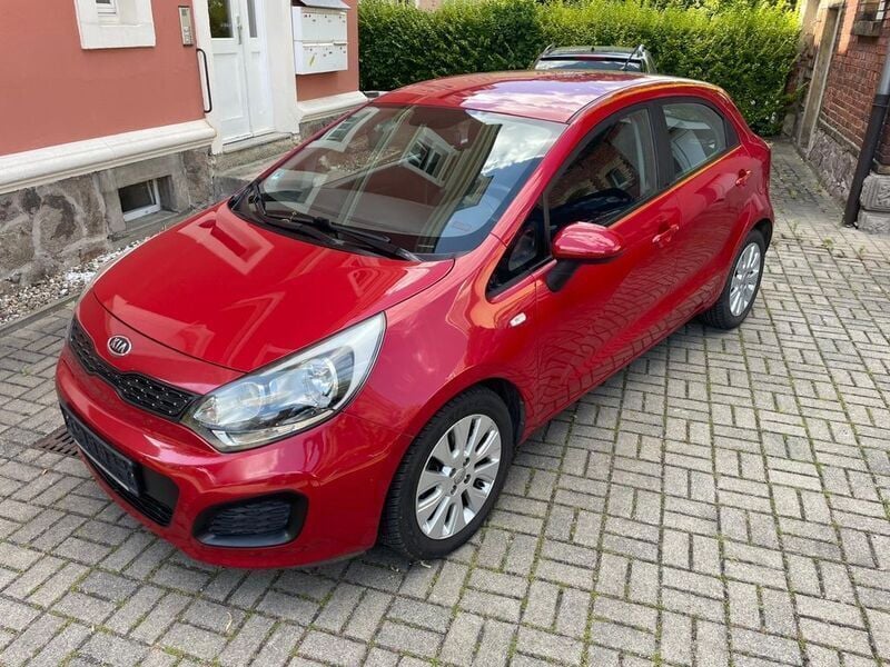 Rot Gebraucht 2013 Kia Rio 4 Limousine | 7.290 € (Fairer Preis) - Bild 1/4