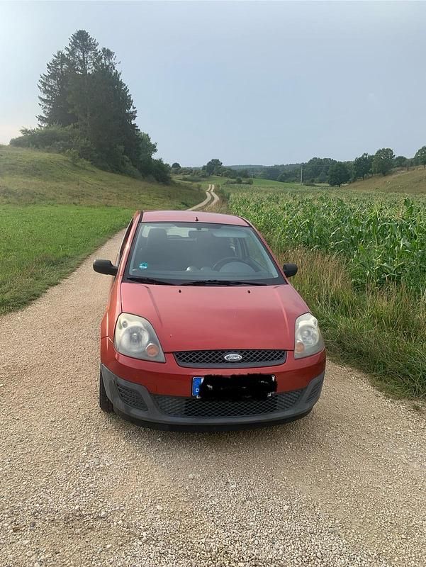 Rot Gebraucht 2005 Ford Fiesta Kleinwagen | 950 € (Superpreis) - Bild 1/4