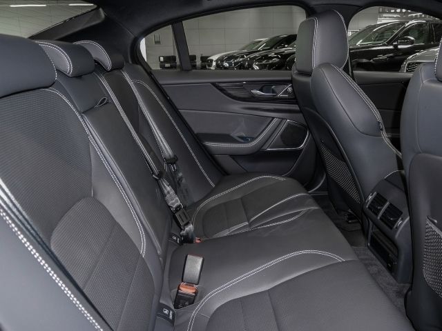 Gebraucht Jaguar XE R-Dynamic 204 PS (150 kW) 2023 Carpathian grey Limousine