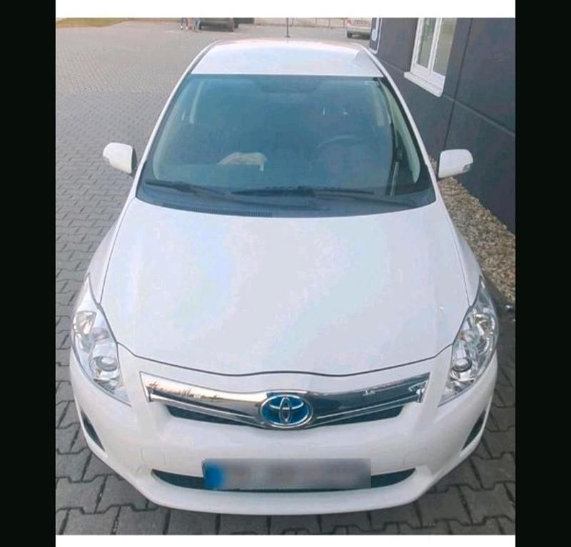 Weiß Gebraucht 2012 Toyota Auris Hybrid Limousine | 13.175 € (Etwas zu teuer) - Bild 1/4