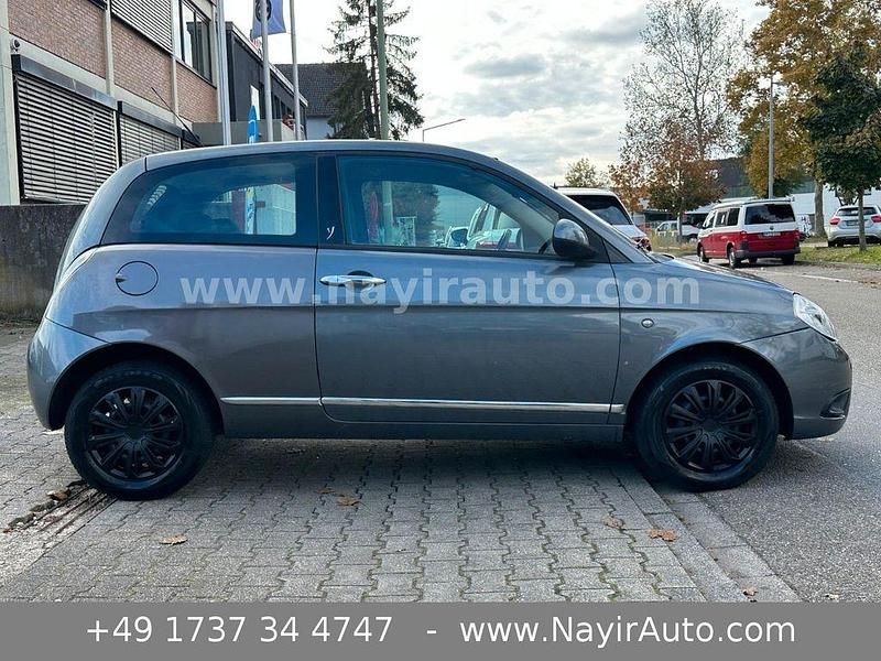Gebraucht Lancia Ypsilon 77 PS (56 kW) 2010 Grau Kleinwagen