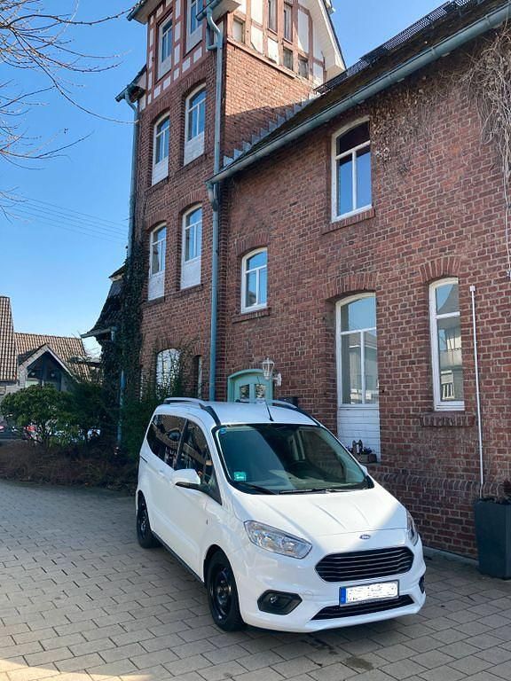 Gebraucht Ford Tourneo Courier Titanium 101 PS (74 kW) 2021 Weiß Van / Kleinbus