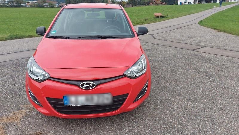 Rot Gebraucht 2013 Hyundai i20 Classic Kleinwagen | 4.700 € (Fairer Preis) - Bild 1/4
