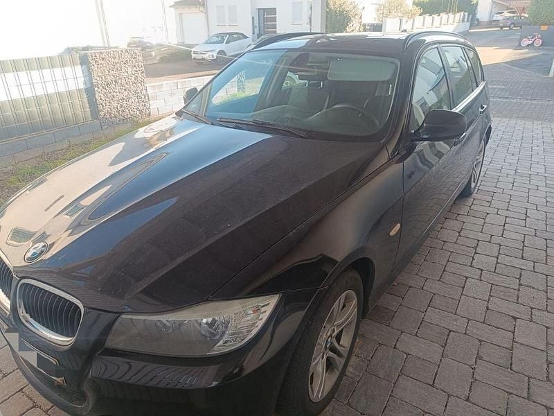 Schwarz Gebraucht 2010 BMW 320 Sport Line Kombi | 4.750 € (Guter Preis) - Bild 1/4