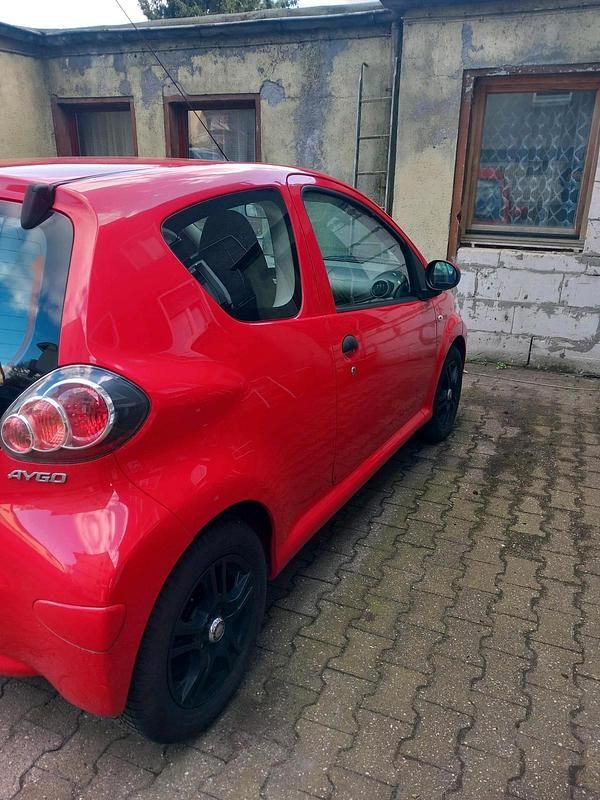Gebraucht Toyota Aygo 68 PS (50 kW) 2013 Rot Kleinwagen