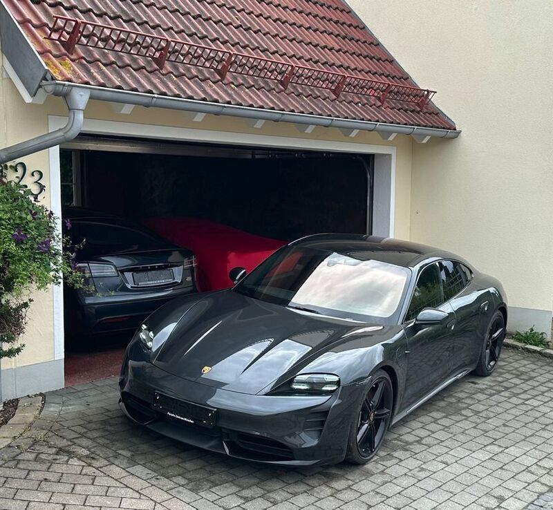 Grau Gebraucht 2020 Porsche Taycan Turbo Limousine | 73.750 € (Fairer Preis) - Bild 1/4
