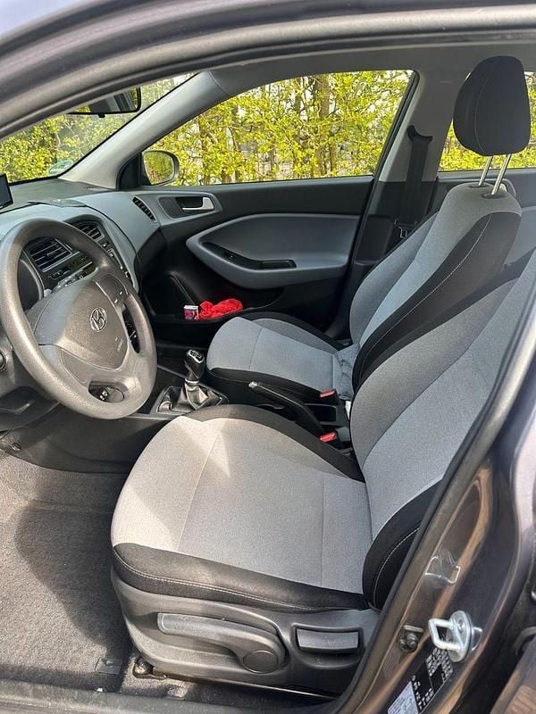 Gebraucht Hyundai i20 75 PS (55 kW) 2016 Grau Kleinwagen