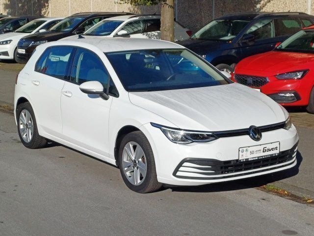 Pure white Gebraucht 2021 VW Golf VIII Life Limousine | 18.940 € (Fairer Preis) - Bild 1/4