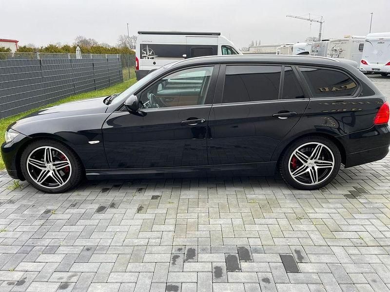 Gebraucht BMW 320 Exclusive 250 PS (183 kW) 2012 Schwarz Kombi