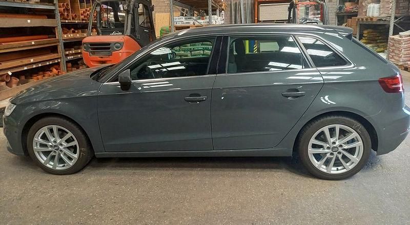 Grau Gebraucht 2017 Audi A3 Sportback Sport Limousine | 15.500 € (Guter Preis) - Bild 1/4