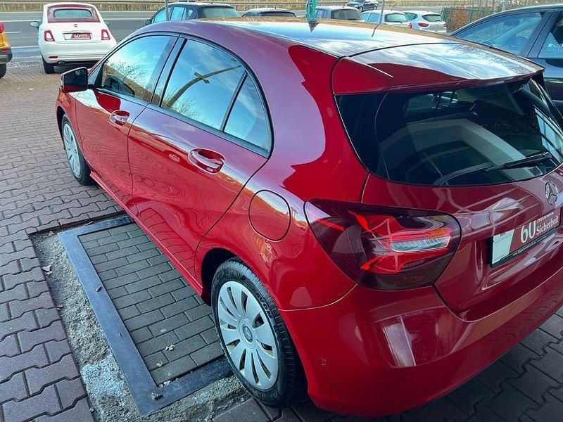 Gebraucht Mercedes A200 156 PS (114 kW) 2015 Rot Limousine