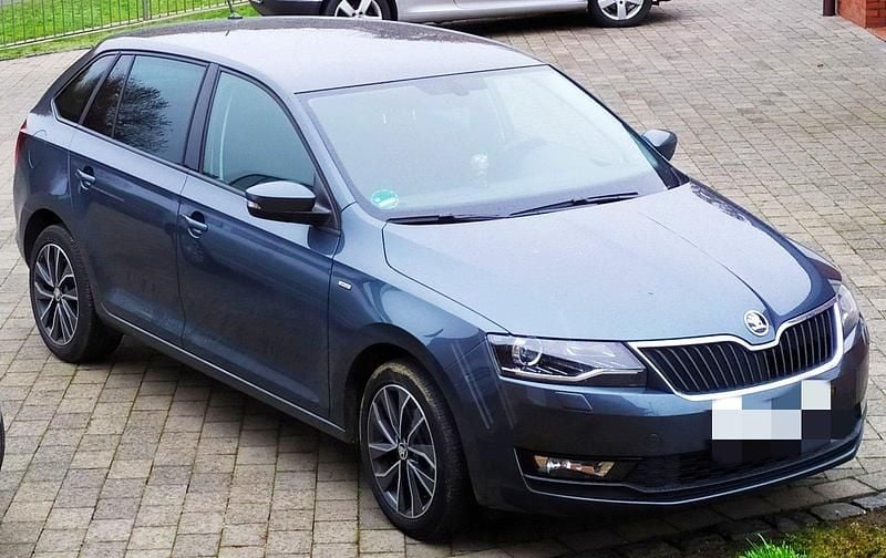 Grau Gebraucht 2017 Skoda Rapid Drive Kombi | 9.999 € (Fairer Preis) - Bild 1/4