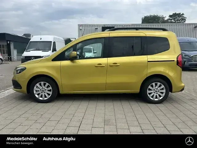 Gebraucht Mercedes T180 Progressive 131 PS (96 kW) 2025 Limonitgelb Van / Kleinbus