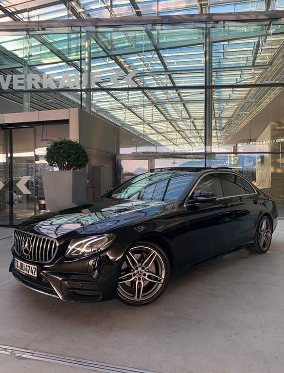Schwarz Gebraucht 2019 Mercedes E220 AMG Limousine | 31.990 € (Fairer Preis) - Bild 1/4