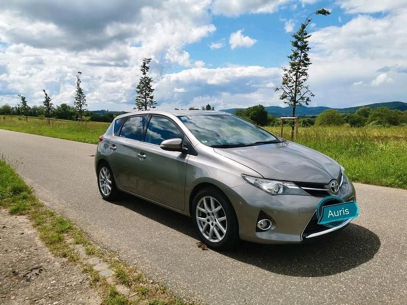 Silber Gebraucht 2015 Toyota Auris Edition Limousine | 11.555 € (Fairer Preis) - Bild 1/4