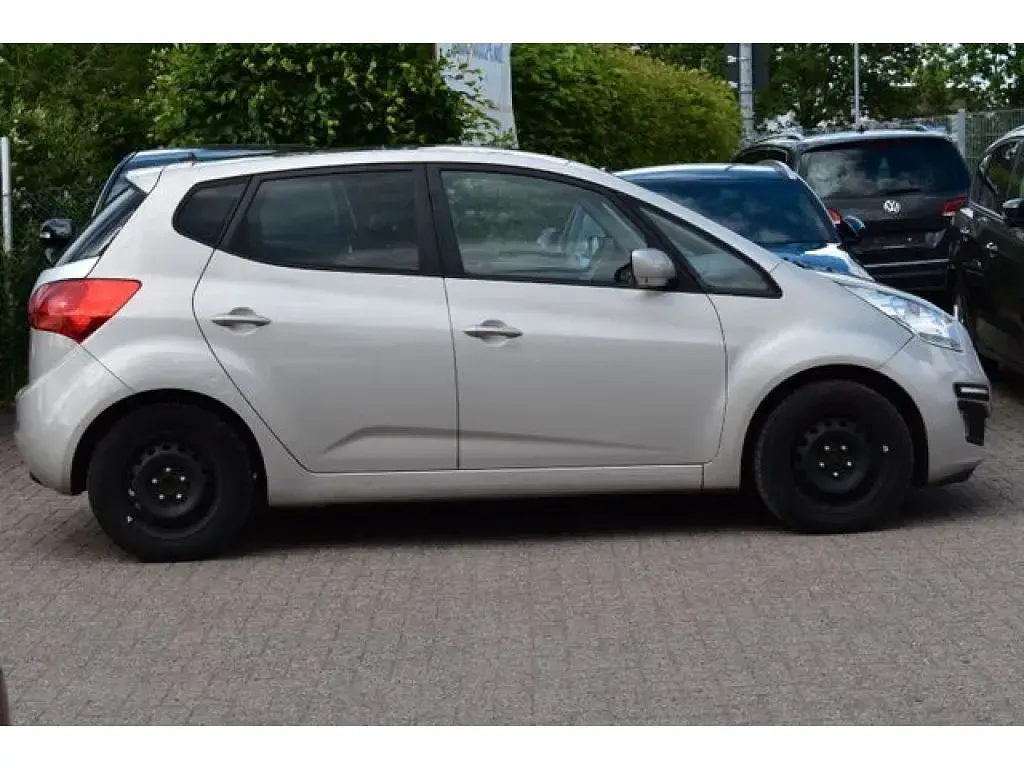 Gebraucht Kia Venga 125 PS (91 kW) 2010 Champagne silver (metallic) Kleinwagen