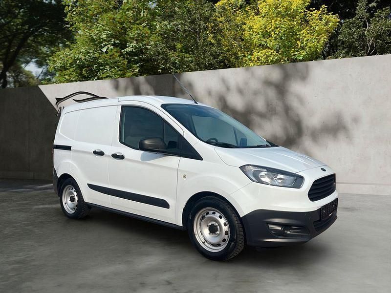 Weiß Gebraucht 2017 Ford Transit Van / Kleinbus | 10.600 € (Fairer Preis) - Bild 1/4