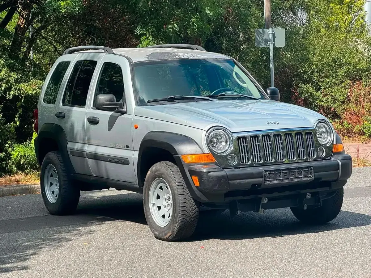 Gebraucht Jeep Cherokee Limited 163 PS (119 kW) 2007 Silber SUV
